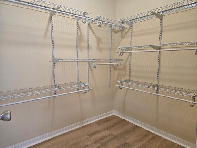 Building Photo - 3/2 Fenced Pet Friendly Home