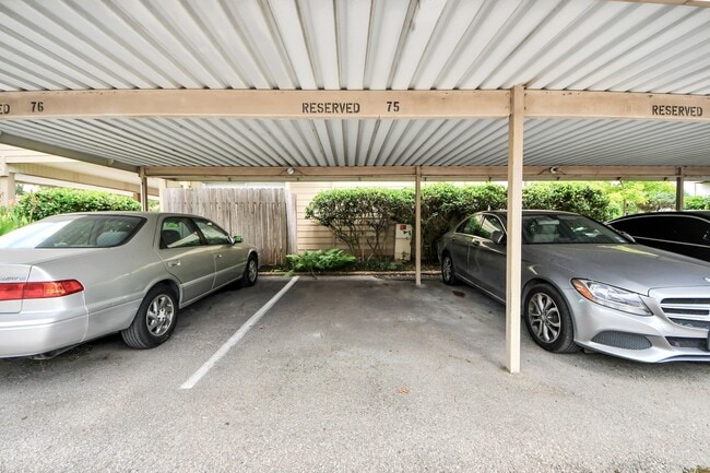 Building Photo - 2100 Tanglewilde St