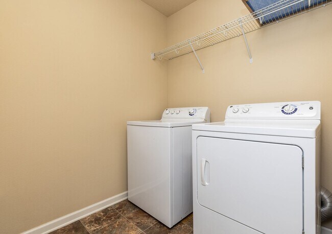 Building Photo - END UNIT!!  3 Bedroom, 2.5 Bathroom Townhome in West Des Moines!