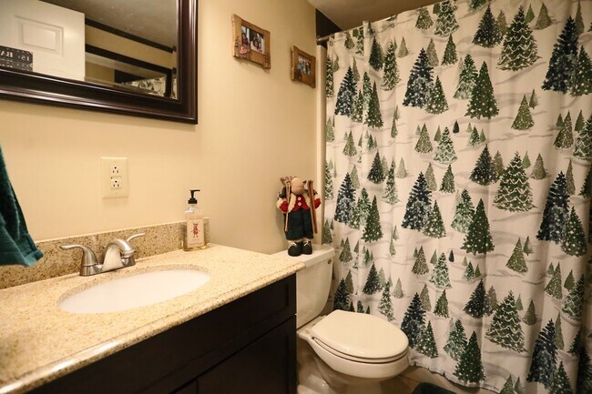 Building Photo - Seasonal 6 Month Lease Available!  $1,700/ mo Charming Two-Bedroom Condo in Waterville, NH!