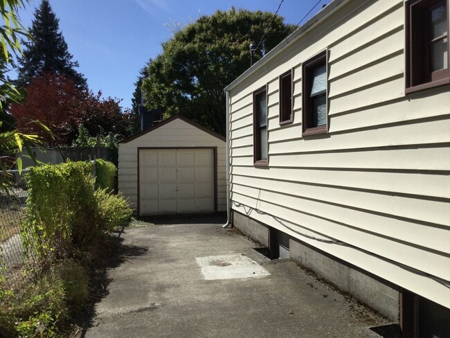 Building Photo - Charming Home in Seattle-Maple Leaf Area!