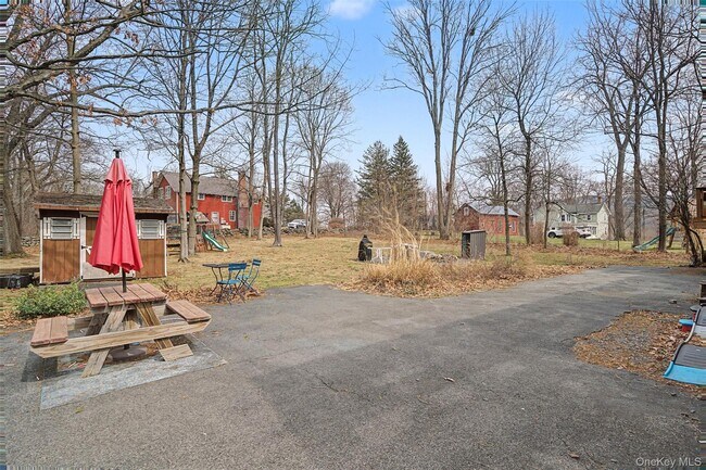 Building Photo - 10 Cedar Ln