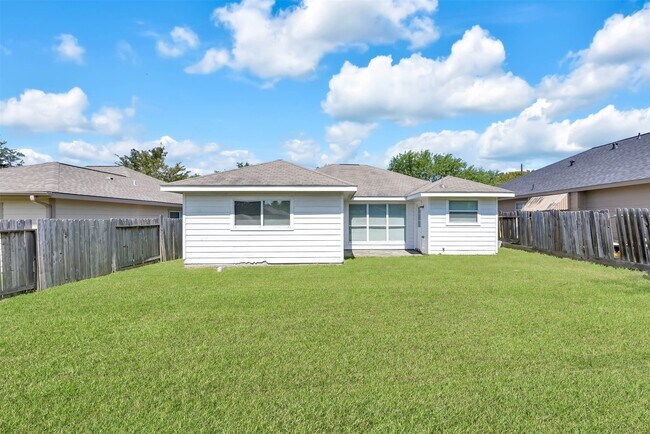 Building Photo - 2214 Shady Tree Ln