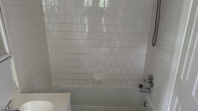 Building Photo - Highland Springs Bungalow