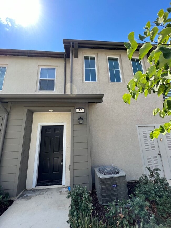 Building Photo - *DEPOSIT MOVE IN* Beautiful 2 Bedroom 2 Ba...