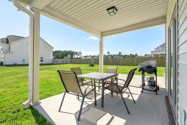 Building Photo - Fenced Yard 4 Bedroom w 3rd Floor Bonus Room!