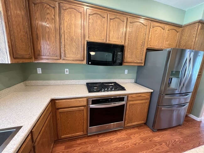 Building Photo - Large 4 bedroom located on a well maintained court!