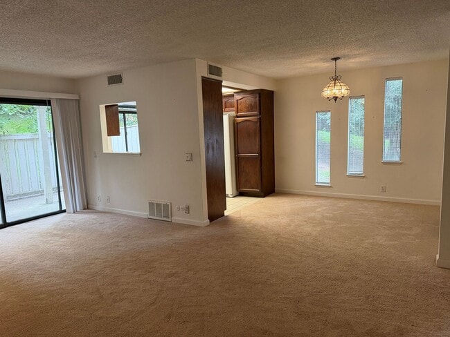 Building Photo - 1670 Sqft. 3 Bedroom, 2 Bath Gated Townhome for Rent in Citrus Heights.