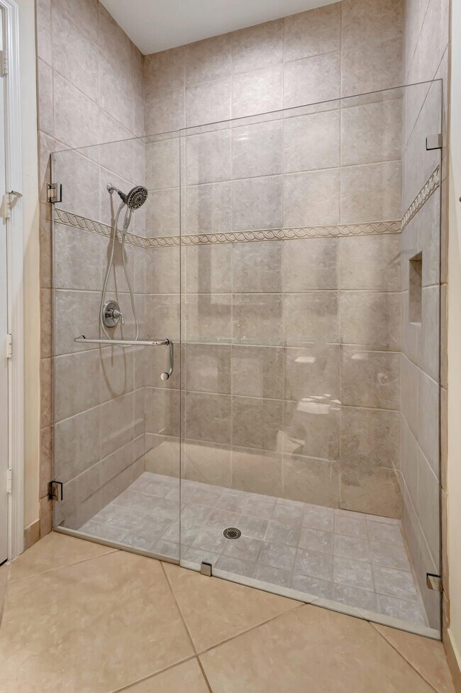 Building Photo - 128 Esperanza Way
