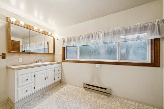 Building Photo - Beautiful Hillsdale 4 BR, 2 BA home