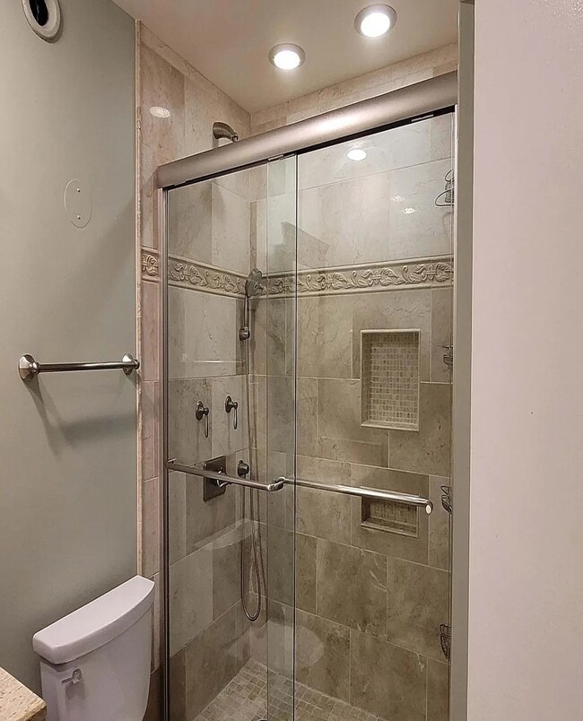 Building Photo - High-End Living in a Prime Area