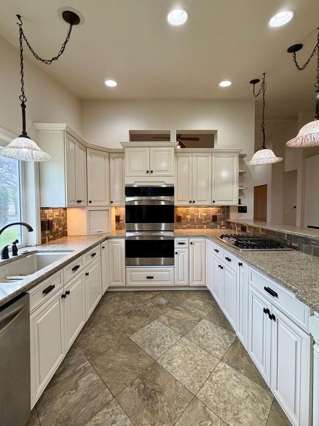 Building Photo - One Level, Golf Course Living- 3 bed + office, 2 bath