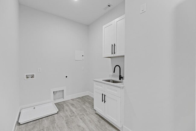 Building Photo - 555 Versailles Dr