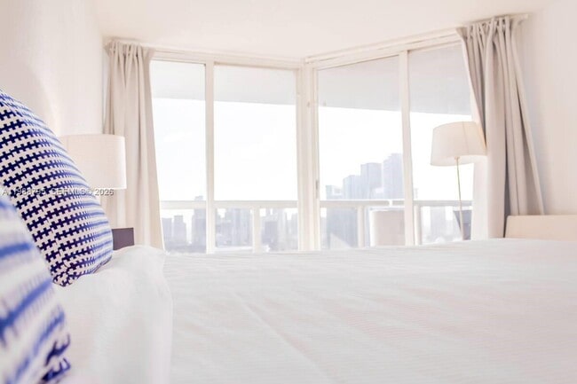 Building Photo - 1717 N Bayshore Dr