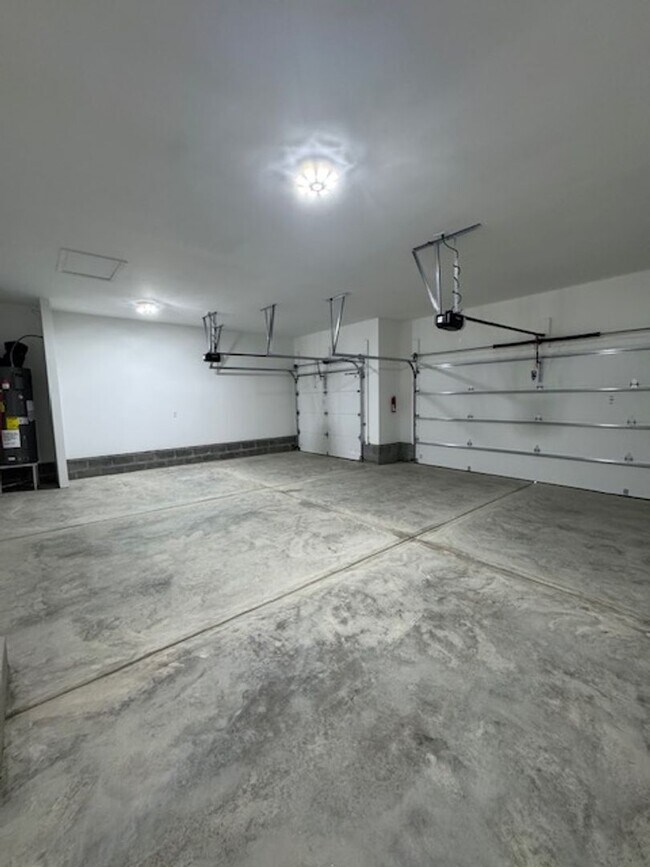 Building Photo - 111 Kendall Farms Dr