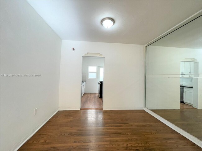 Building Photo - 955 Bay Dr