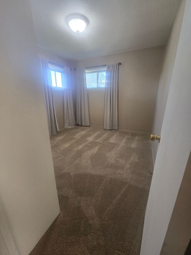 Building Photo - Rural 3 Bedroom Home in Fort Collins with Attached Garage and HUGE Yard Now Available! NO HOA!