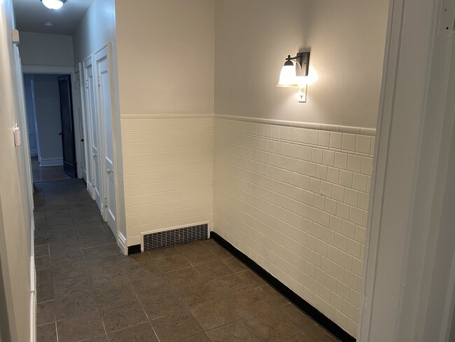 Hallway with possible reading nook - 5033 Devonshire Ave