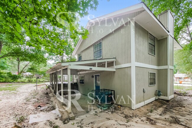 Building Photo - Immerse yourself in comfort and convenience
