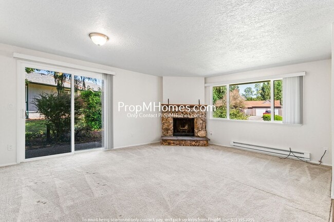 Building Photo - Updated Two Bedroom Duplex in Newberg!