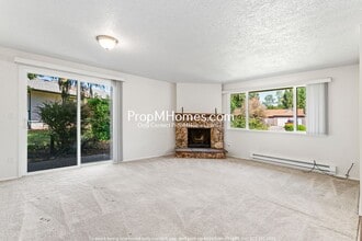 Building Photo - Updated Two Bedroom Duplex in Newberg!