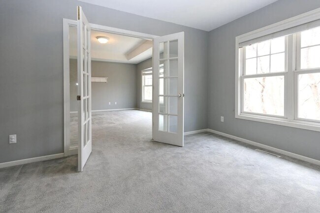 Building Photo - Rare 4 bed singe family super nice luxurio...