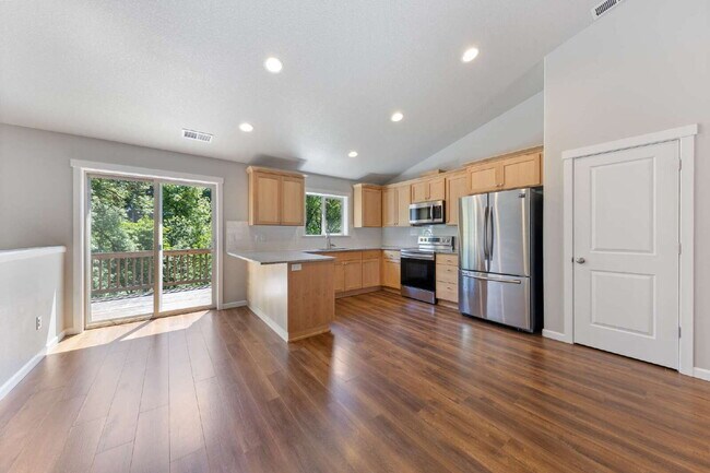 Building Photo - Spacious 4 bedroom home in Dayton
