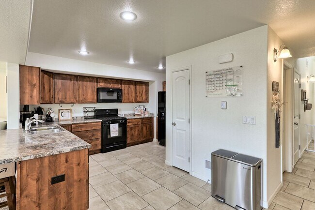 Building Photo - 3 Bedroom 2 1/2 Bath Townhome in Wellington