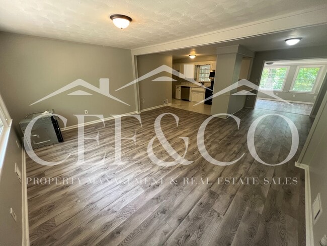 Building Photo - 421 Zellen Dr