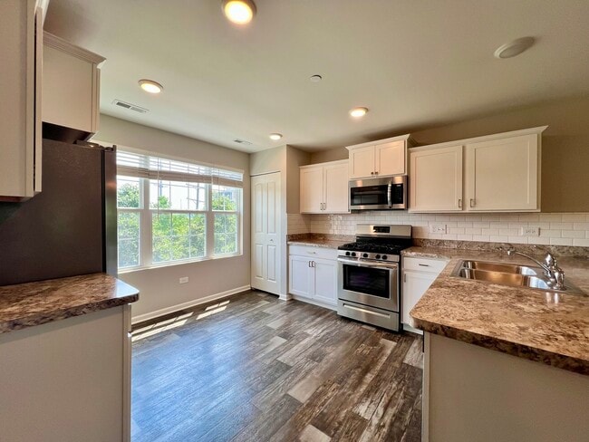 Building Photo - 1464 Lake Ridge Ct