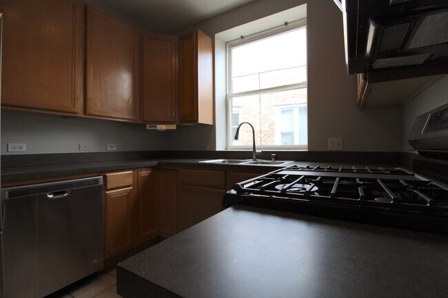 Building Photo - 1517 W Jonquil Terrace