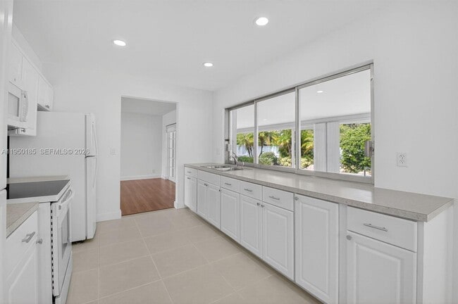 Building Photo - 1345 SW 9th Ave