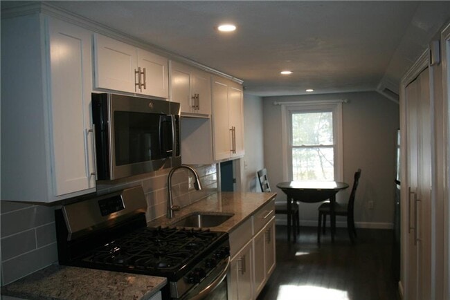 Building Photo - 840 Sanderson Rd