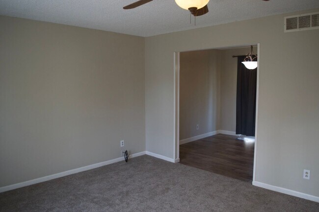 Building Photo - Great 3 Bed 2 Bath House!