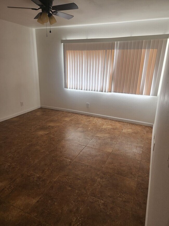 Building Photo - 3 bedroom/ 2 bath condo 1st floor condo
