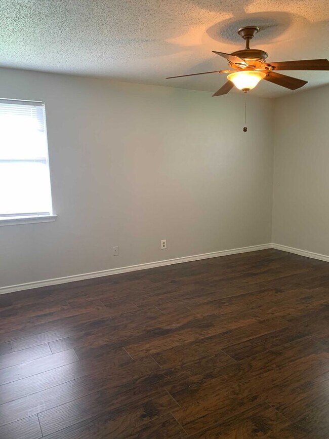 Building Photo - 901 Downing St