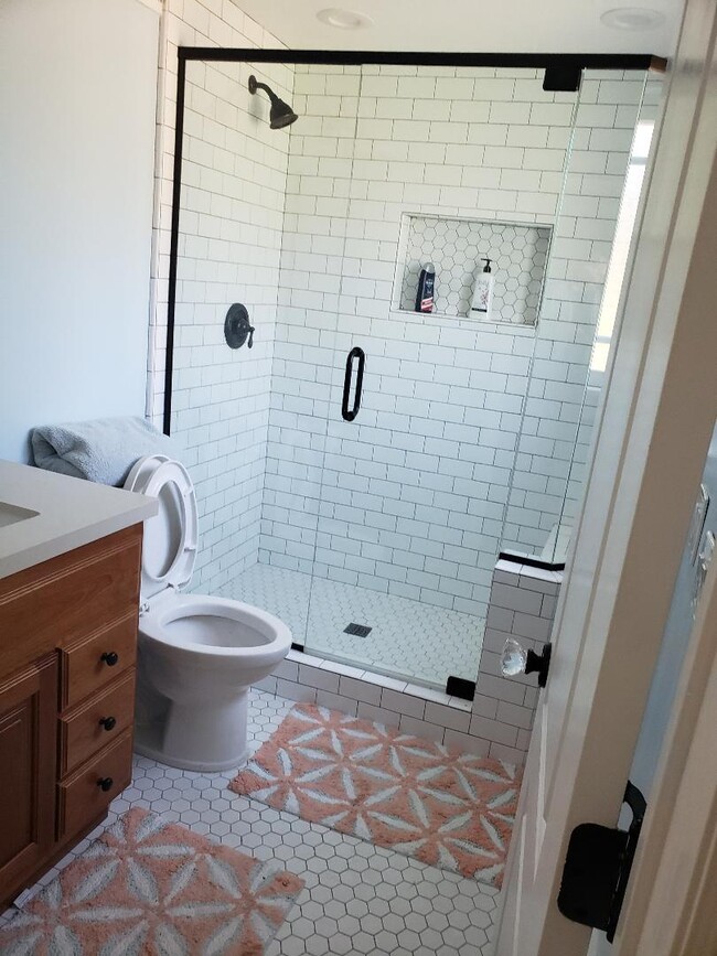 Master suite bathroom - 5411 Shrewsbury Ave