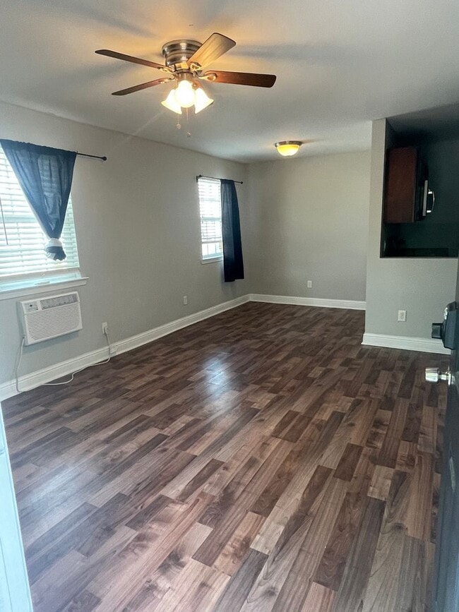 Building Photo - Renovated 1 bedroom with washer/dryer! Gated complex, centrally located.
