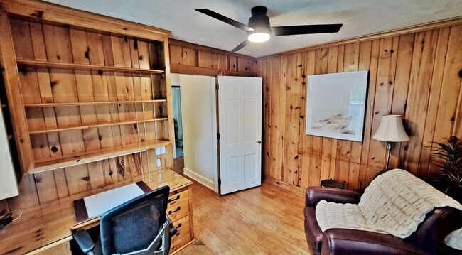 Building Photo - Fully Furnished 4 Bed / 1-1/2 Bath Single Family Home w/2 Car Garage