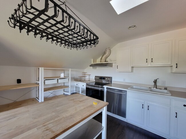 Building Photo - Bright and cheery 2 bed top level apartment in convenient Bremerton location