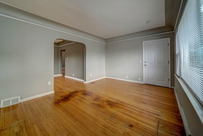 Building Photo - 27 E Milton Ave
