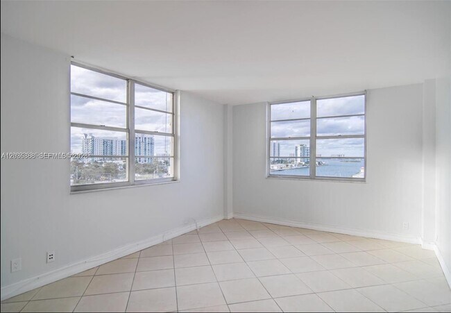 Building Photo - 1455 N Treasure Dr