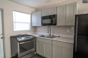 Building Photo - 1022 S Montezuma Ave