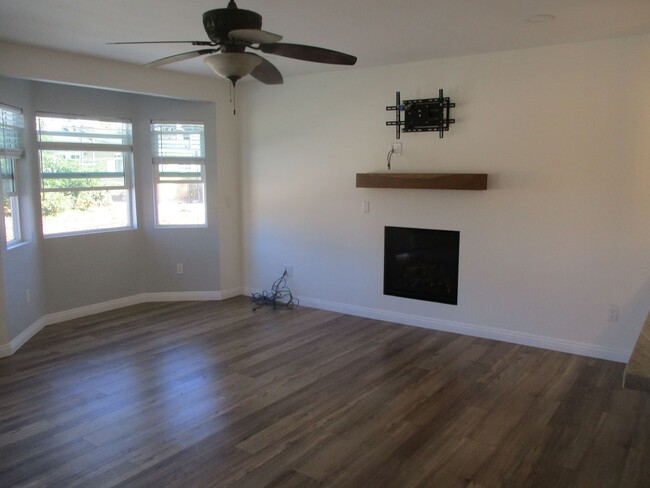 Building Photo - Lakeside Newly remodeled 4 Bdr 2.5 Bath Ho...