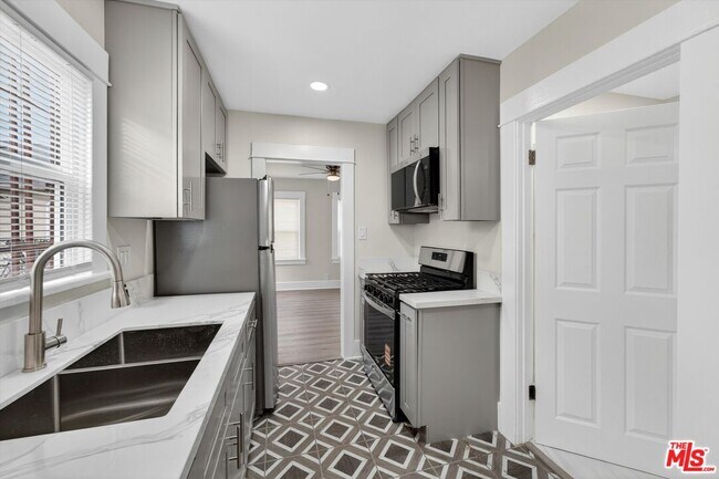Building Photo - 5008 S Wilton Pl