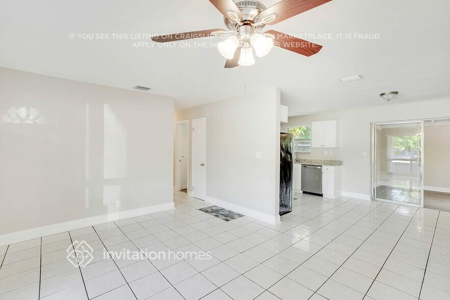 Building Photo - 2440 SW 5th Pl