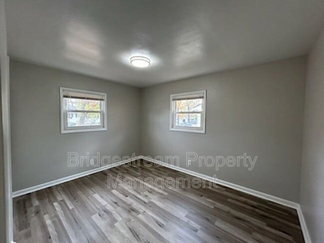 Building Photo - 3748 St James Ave