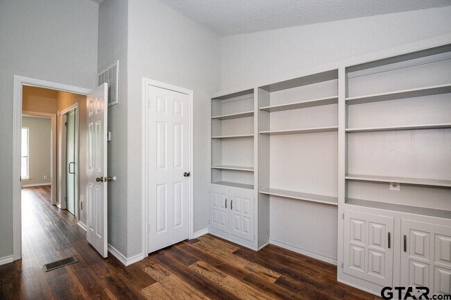 Building Photo - 5809 Hollytree-