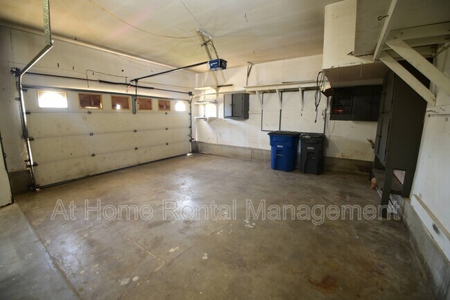 Building Photo - 10219 E 7th St