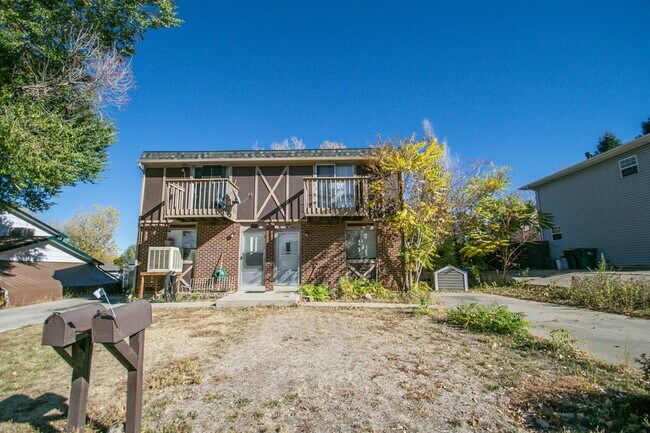 Building Photo - $1,695.95 - 2 Bed, 1 Bath Townhome In Denver with In Unit Laundry!